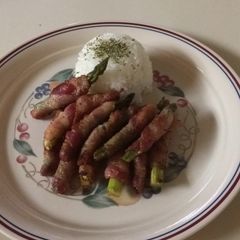A picture of Bacon wrapped asparagus.