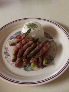 A picture of Bacon wrapped asparagus.