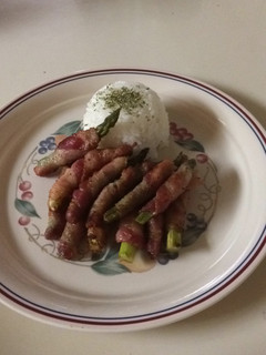 A picture of Bacon wrapped asparagus.