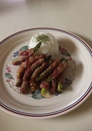 A picture of Bacon wrapped asparagus.