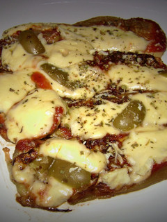 Una foto de Pizza de berenjenas 🍆