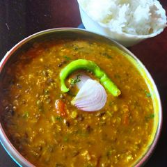 A picture of Skinned urad dal curry.