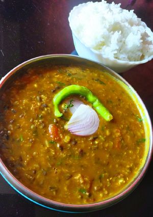 A picture of Skinned urad dal curry.