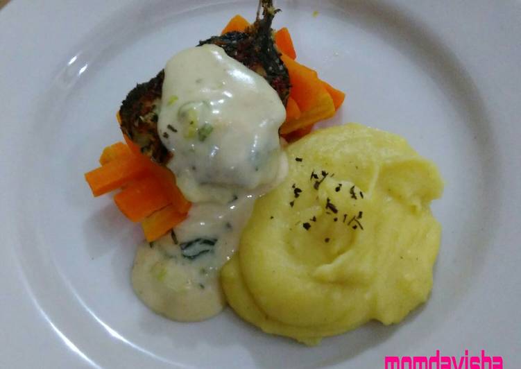 Salmon grill cheese sauce with creamy mashed potato