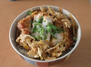 Una foto de Katsudon (カツ丼)