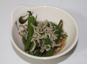 Una foto de Los alimentos cocidos de Pimiento Gernika y sardina pequeña (しし唐もどきとちりめんじゃこの煮物)
