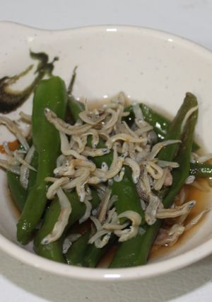 Una foto de Los alimentos cocidos de Pimiento Gernika y sardina pequeña (しし唐もどきとちりめんじゃこの煮物)