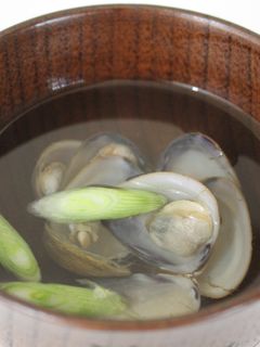 Una foto de Asari no Sumashi_jiru (アサリのすまし汁) - Caldo clara japonés con Almejas