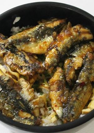 Una foto de Sardine Bowl (鰯の蒲焼き丼) -Taza de Sardina-