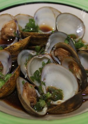Una foto de Almejas al vapor de vino y mantequilla (アサリのバター酒蒸し)