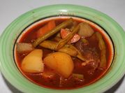Una foto de mole de olla con carne de res