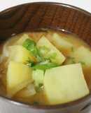 Sopa de miso con papa y cebolla (ジャガイモと玉ねぎの味噌汁)