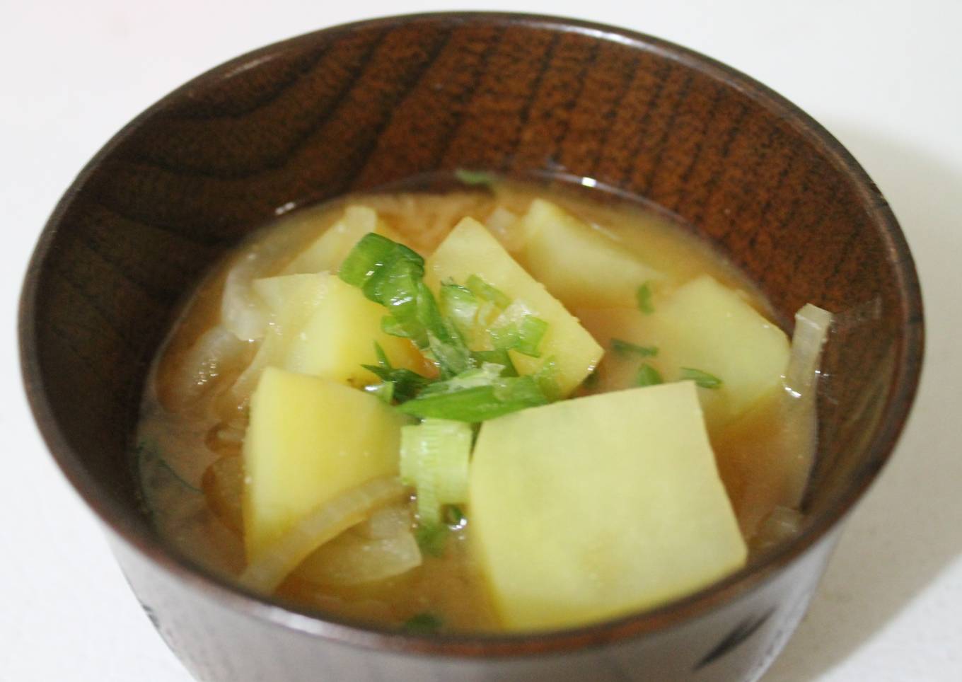Sopa de miso con papa y cebolla (ジャガイモと玉ねぎの味噌汁)