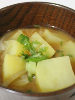 Una foto de Sopa de miso con papa y cebolla (ジャガイモと玉ねぎの味噌汁)