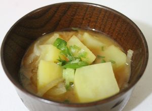 Una foto de Sopa de miso con papa y cebolla (ジャガイモと玉ねぎの味噌汁)