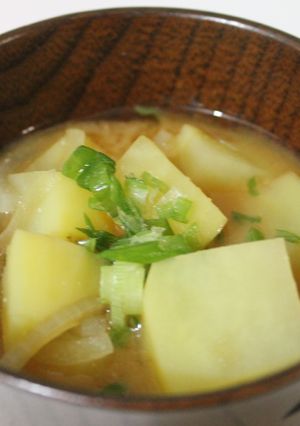 Una foto de Sopa de miso con papa y cebolla (ジャガイモと玉ねぎの味噌汁)