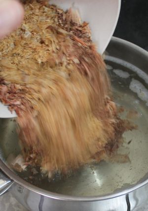 Una foto de Awase Dashi de Kombu y Katsuo (昆布と鰹の合わせ出汁)