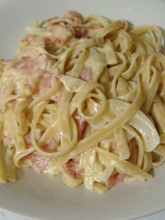 Una foto de Carbonara básica con jamón (ハム入り基本のカルボナーラ)