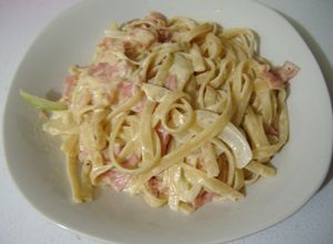 Una foto de Carbonara básica con jamón (ハム入り基本のカルボナーラ)
