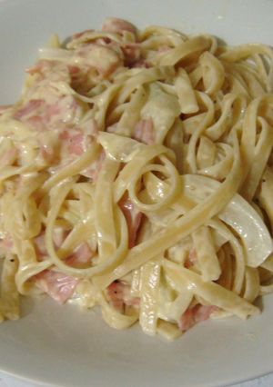 Una foto de Carbonara básica con jamón (ハム入り基本のカルボナーラ)
