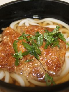 Una foto de Kitsune Udon - Tipo de oeste