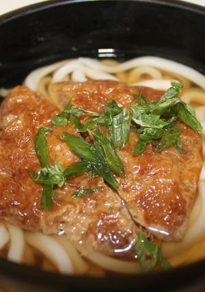 Una foto de Kitsune Udon - Tipo de oeste