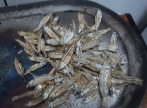Una foto de Charales asados con tequila, sangrita, sal de gusano y limón el geras