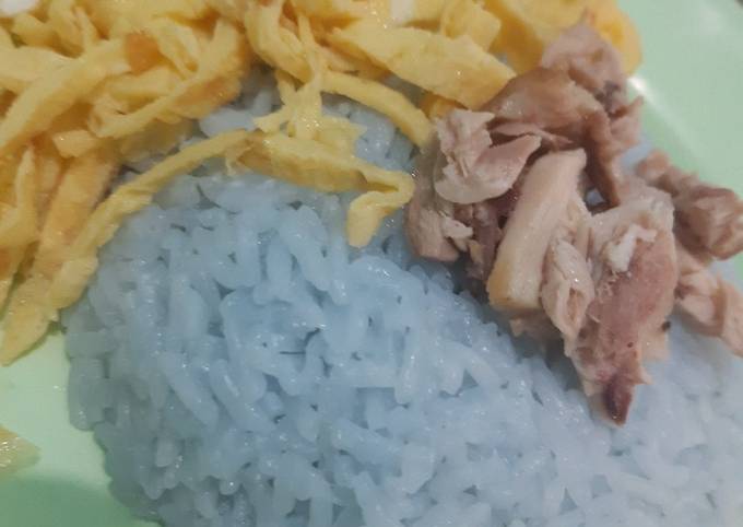 Nasi uduk bunga telang (magic com)