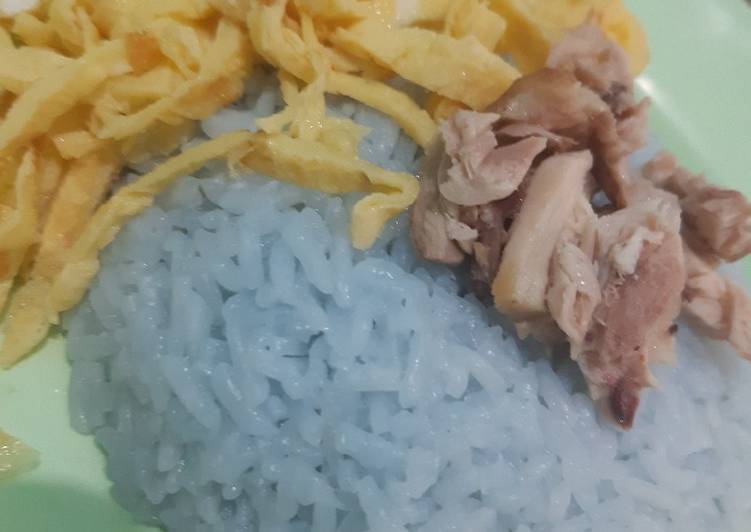 Masakan Unik Nasi uduk bunga telang (magic com) Gurih Mantul