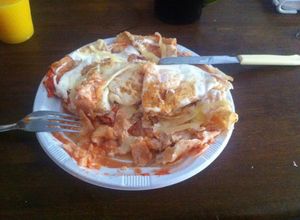 Una foto de Chilaquiles Rojos con Huevo en España