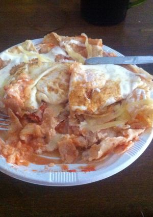 Una foto de Chilaquiles Rojos con Huevo en España