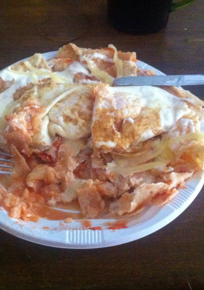 Una foto de Chilaquiles Rojos con Huevo en España