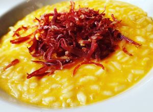 Foto di Risotto alla crema di zucca, con riccioli di capocollo tostato