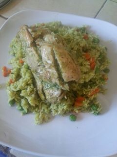 Una foto de Arroz con pollo peruano.