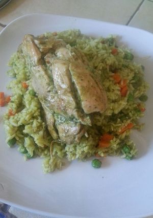 Una foto de Arroz con pollo peruano.