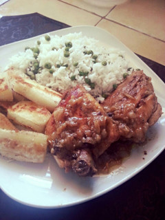 Una foto de Pollo al ají acompañado de yuca