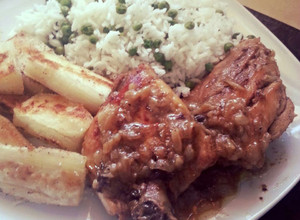 Una foto de Pollo al ají acompañado de yuca