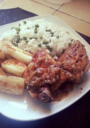 Una foto de Pollo al ají acompañado de yuca
