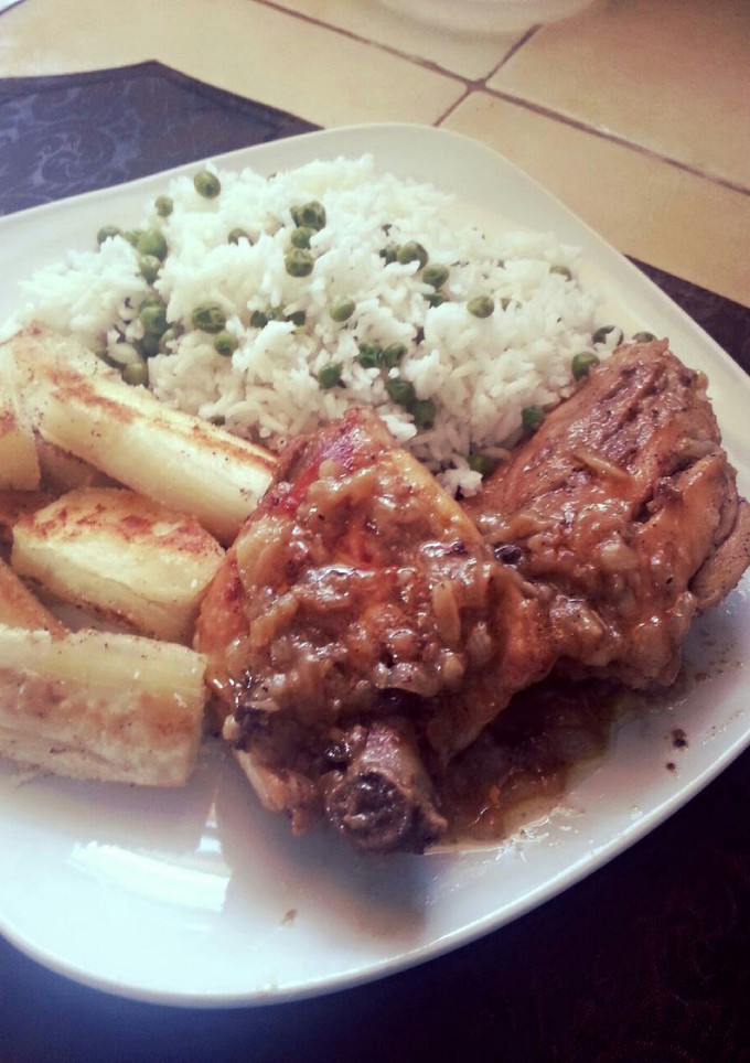 Una foto de Pollo al ají acompañado de yuca