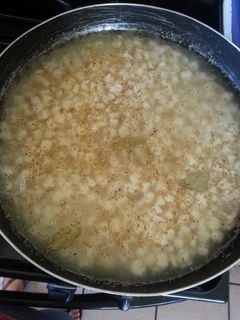 Una foto de Pozole de pollo.