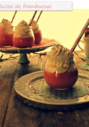 Una foto de Petit suisse caseros de fresa 