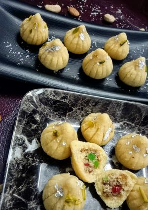स्टफ्ड मावा मोदक बिना सांचे के (Stuff Mawa Modak without mould) रेसिपी मुख्य फोटो
