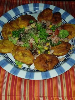Una foto de Plátanos fritos con ensalada de atún