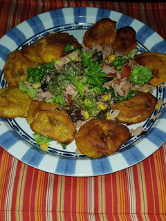 Una foto de Plátanos fritos con ensalada de atún