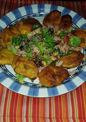 Foto principal de Plátanos fritos con ensalada de atún