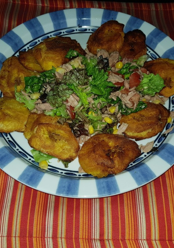 Una foto de Plátanos fritos con ensalada de atún