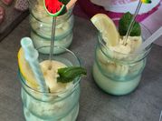 Une photo de cocktail des fruits avec alcool