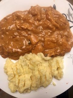 Una foto de Strogonoff de pollo c/ puré
