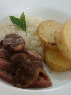 Foto de Steak com molho de cogumelos e batata