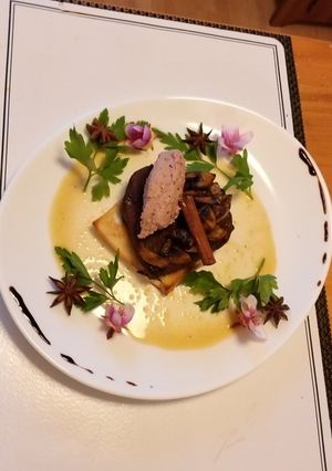 Une photo de Chateaubriand forestiere a la mousse de canard, sauce au miel
